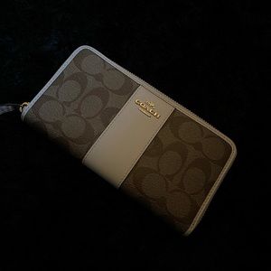 Like new!!! Coach Wallet!